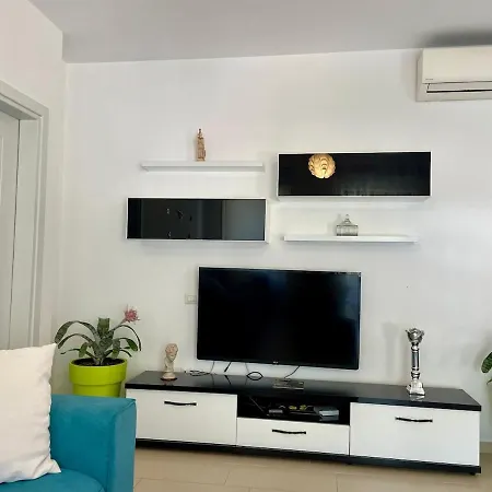Appartement Coastal Apartment-pool-spa-parking Vlorë