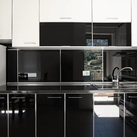 Appartement Coastal Apartment-pool-spa-parking Vlorë