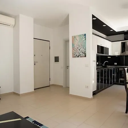 Coastal Apartment-pool-spa-parking *