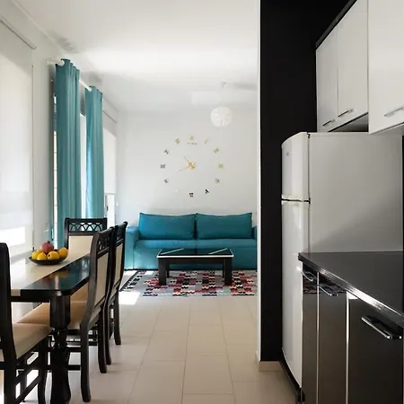Coastal Apartment-pool-spa-parking